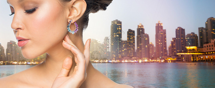 魅力,美丽,珠宝豪华美丽的女人脸与耳环新加坡城市摩天大楼的背景图片