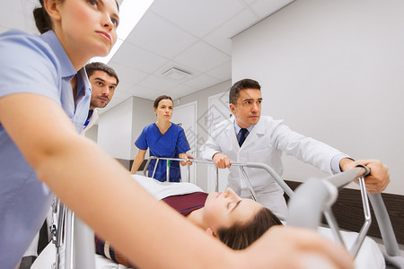 专业,人,保健,复活医学医生医生携带无意识的妇女病人医院轮床上紧急图片