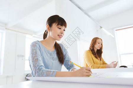 韩国学生素材商业,创业人的创造建筑师妇女与蓝图写贴纸办公室背景