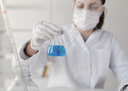 科学化学生物学医学人的临床实验室进行烧瓶试验研究的轻女科学家的特写图片