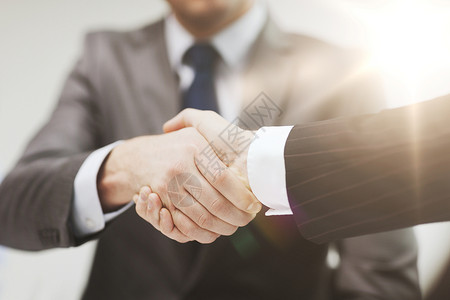 协同工作商业办公室两个商人办公室握手两个商人办公室握手背景