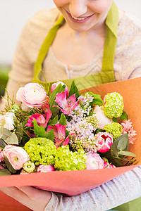 人,商业,销售花卉快乐微笑的花店妇女着花包成纸花店图片
