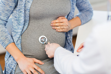 怀孕,妇科,医学,保健人的密切妇科医生与听诊器听孕妇婴儿心跳医院图片