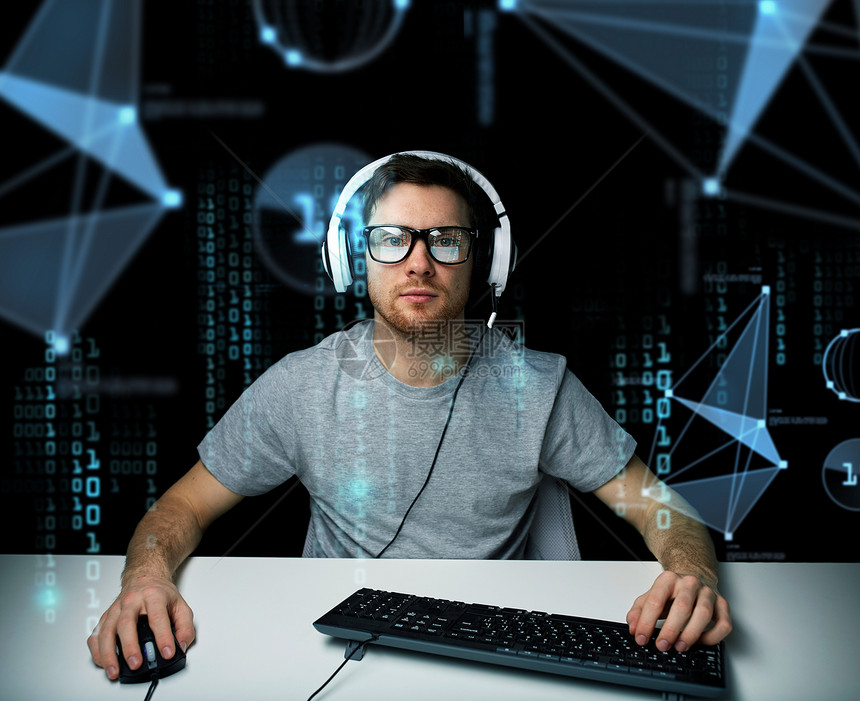 技术,网络,虚拟现实人的人黑客耳机眼镜与键盘黑客计算机系统编程进制代码投影图片