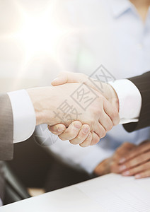 商业办公室两个商人办公室握手两个商人办公室握手背景图片