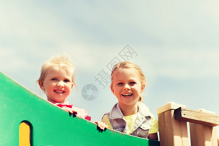 夏天,童,休闲,友谊人的快乐的小女孩儿童游乐场爬架图片