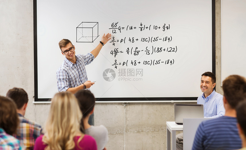 教育高中数学人的学生站老师同学前遥控器,课堂上表现出数学平等图片
