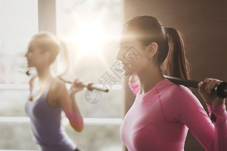 健身,运动,训练,健身房生活方式的群人健身房用酒吧锻炼图片