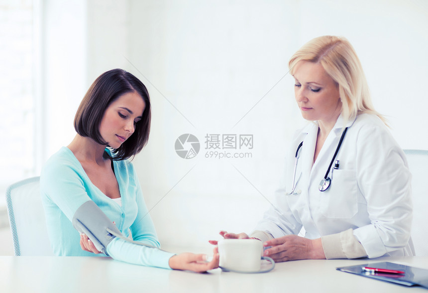 医疗保健医疗医生护士与病人测量血压医院的医生病人图片