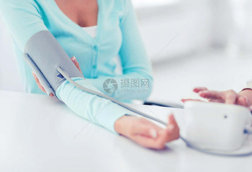医疗保健医疗医生护士与病人测量血压医院的医生病人图片