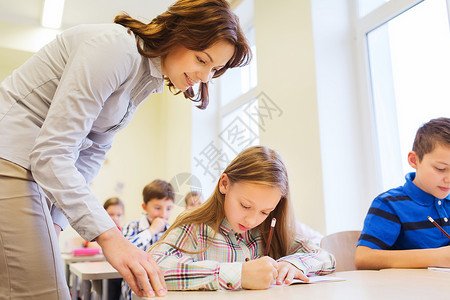 教育,小学,学人的教师帮助学校的孩子课堂上图片