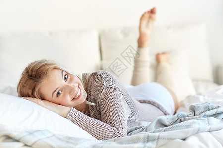 休息,睡觉,舒适人的快乐的轻女人躺床上的家庭卧室图片