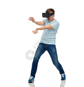 三维技术,虚拟现实,娱乐活动,网络人的快乐的轻人与虚拟现实耳机3D眼镜玩游戏抓东西触摸高清图片素材