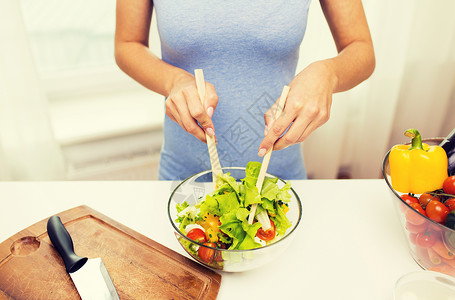 健康饮食,素食,饮食人们的密切轻妇女烹饪蔬菜沙拉家图片