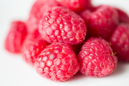 水果,浆果,饮食,生态食品物品的多汁的新鲜成熟红树莓白色图片