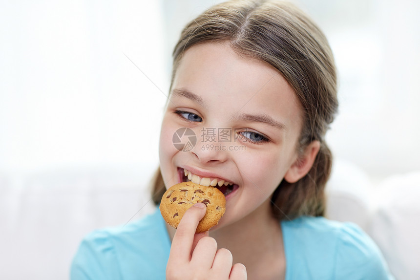 人们,快乐的童,食物,糖果包店的微笑的小女孩吃饼干饼干图片