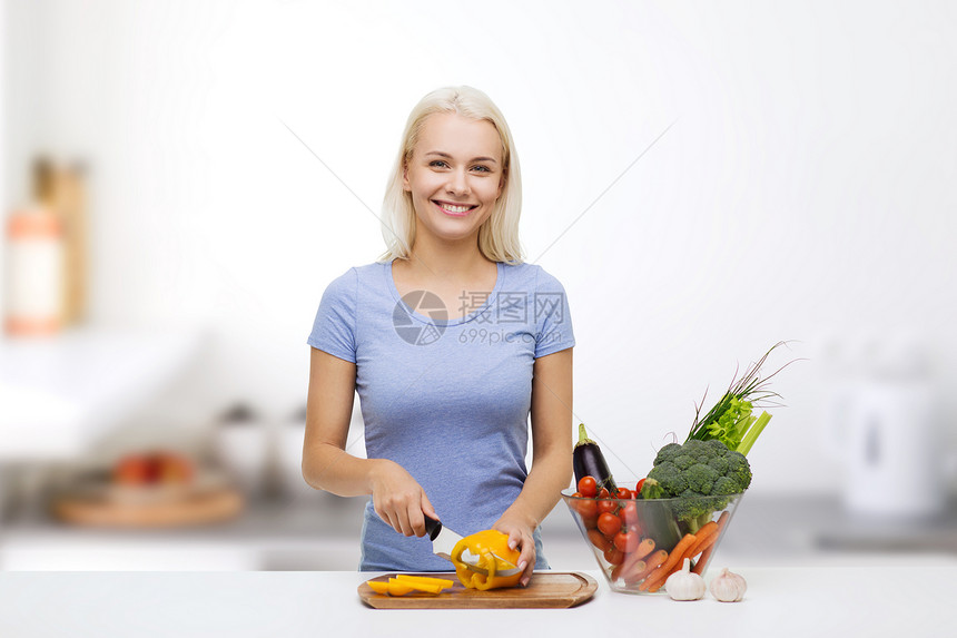 健康饮食,素食,烹饪,饮食人们的微笑的轻女人厨房背景下切蔬菜图片