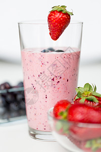 健康的饮食,烹饪,素食饮食奶昔装饰草莓浆果图片
