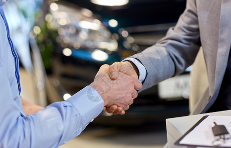 汽车业务,汽车销售,交易,手势人的密切男握手车展沙龙图片