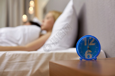 早上,人们的卧室的闹钟警觉的高清图片素材