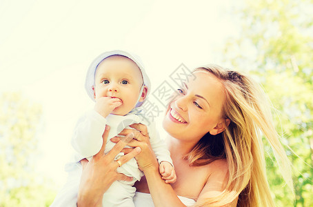 家庭,孩子父母的快乐的母亲与小婴儿户外图片