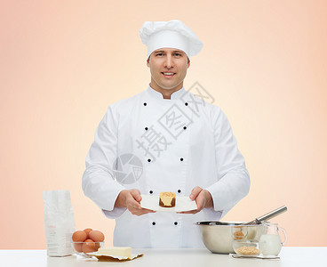 男厨师展示烘焙的甜点图片