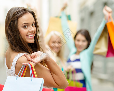 销售,购物,旅游快乐的人的美丽的女人与购物袋商店图片