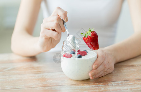 女人吃手素材新鲜的草莓高清图片