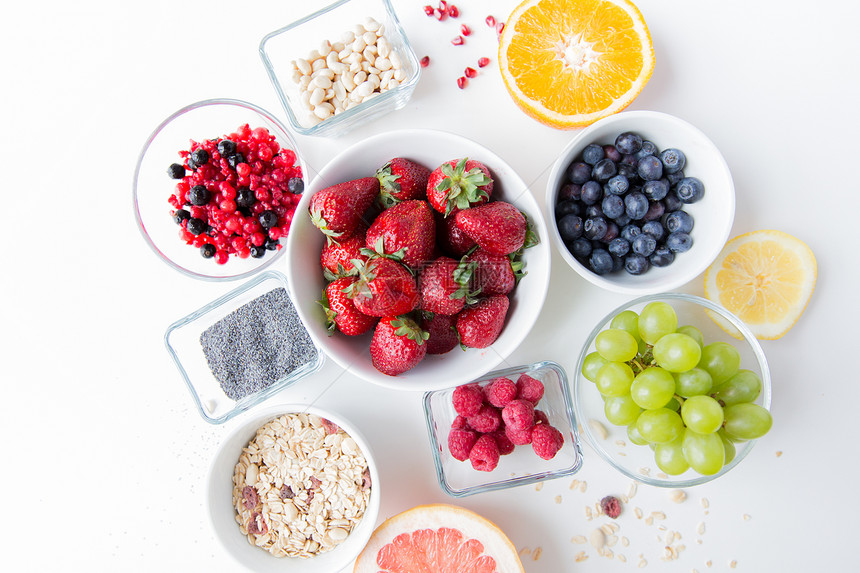 健康的饮食,节食,素食人们的水果浆果碗桌子上图片
