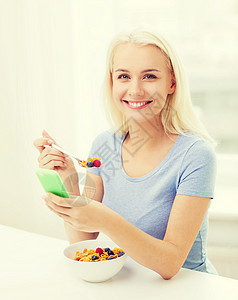 健康的饮食,饮食人们的微笑的轻妇女与平板电脑电脑吃早餐与智能手机家里图片