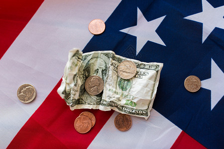 预算,货币,金融,金融危机民族主义美国美分硬币与皱巴巴的美元钞票图片