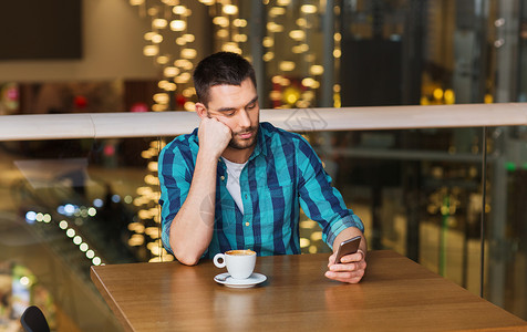 休闲,技术,生活方式人的男人与智能手机咖啡餐厅图片