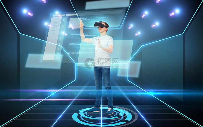 三维技术,虚拟现实,网络,编程人的快乐的轻人虚拟现实耳机3D眼镜与编码屏幕上的黑暗背景激光光图片