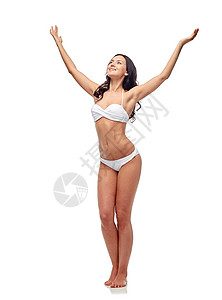 人,时尚,泳装,夏天海滩的快乐的轻女人穿着白色比基尼泳衣举手图片