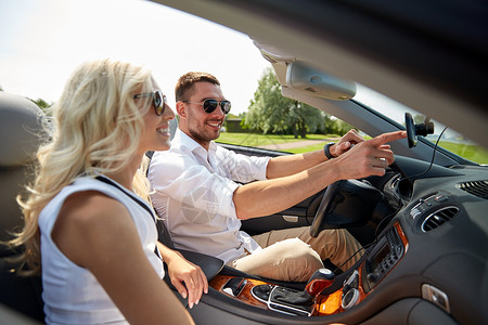 公路旅行,休闲,旅游,技术人的快乐的男女驾驶汽车用GPS导航系统图片