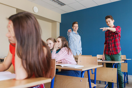 被欺负的学生教育欺凌冲突社会关系人的学生学校背后取笑评判女孩同学背景