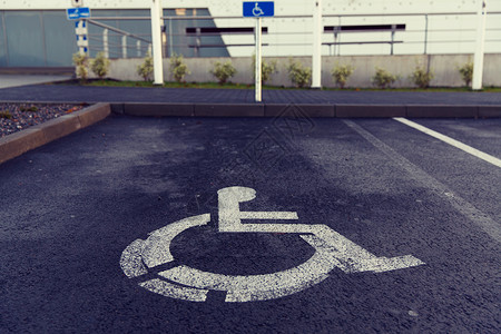 交通法规公路代码户外残疾人汽车停车路标户外残疾人汽车停车路标图片