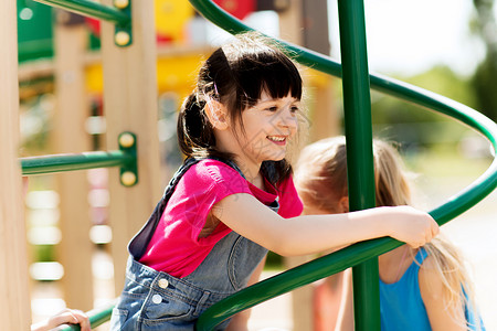 夏天,童,休闲,友谊人的群快乐的小女孩儿童游乐场攀爬架图片