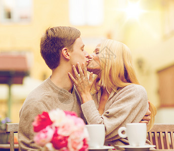 暑假,爱情,旅行,旅游,关系约会的浪漫的幸福夫妇咖啡馆接吻图片