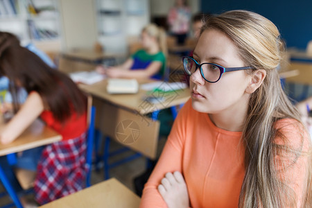 教育,学人的学生女孩戴眼镜学校的课程图片