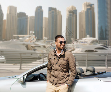 汽车商务,交通,休闲人的快乐的人附近的敞篷车迪拜城市港口背景图片