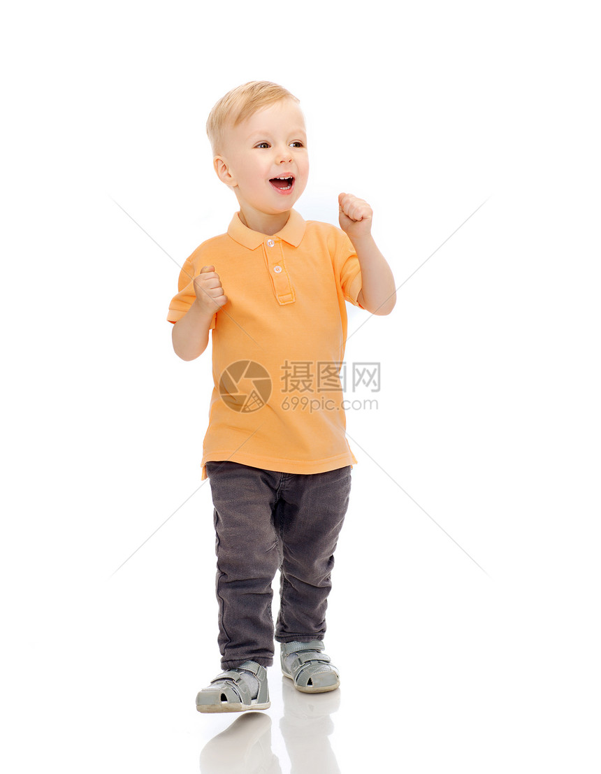 童,时尚,情感,表达人的快乐的小男孩穿着休闲服玩得开心图片