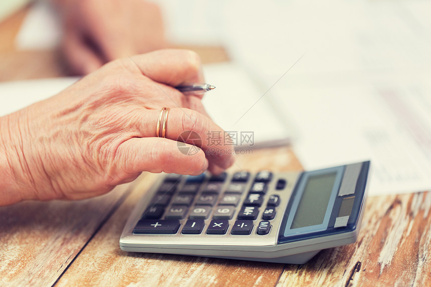 商业,储蓄,金保险,龄人的老妇女与计算器文件计数家里图片