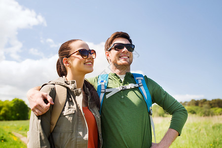 旅行,徒步旅行,背包旅行,旅游人们的快乐的夫妇与背包拥抱户外散步图片