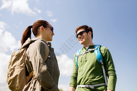 旅行,徒步旅行,背包旅行,旅游人们的快乐的夫妇与背包户外交谈图片