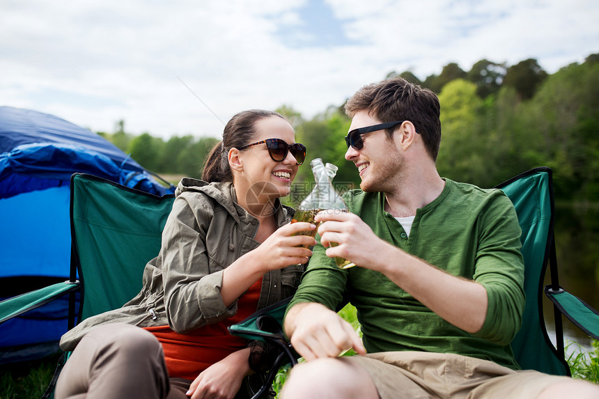 野营,旅行,旅游,徒步旅行人们的快乐的朋友营地碰碎璃瓶,喝苹果酒啤酒图片