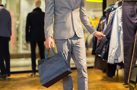 销售,时尚,零售,商业风格人的密切的人穿着购物袋服装店背景图片