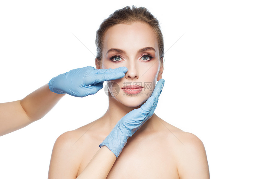 人,美容,整形手术美容外科医生美容师手触摸女人的脸白色的背景图片