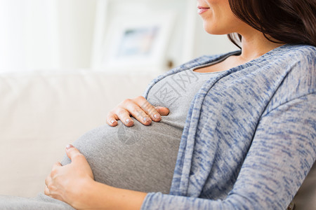 怀孕,生育,人期望的亲密的快乐孕妇大肚子躺沙发上家图片