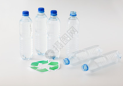 回收,再利用,垃圾处理,环境生态塑料水瓶与绿色回收符号桌子上图片